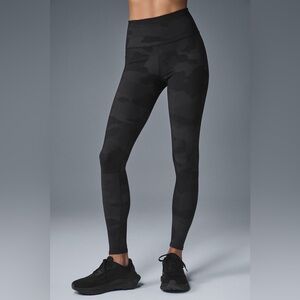 ALO Yoga High-Waist Black Camo Vapor 28” Leggings Size Small